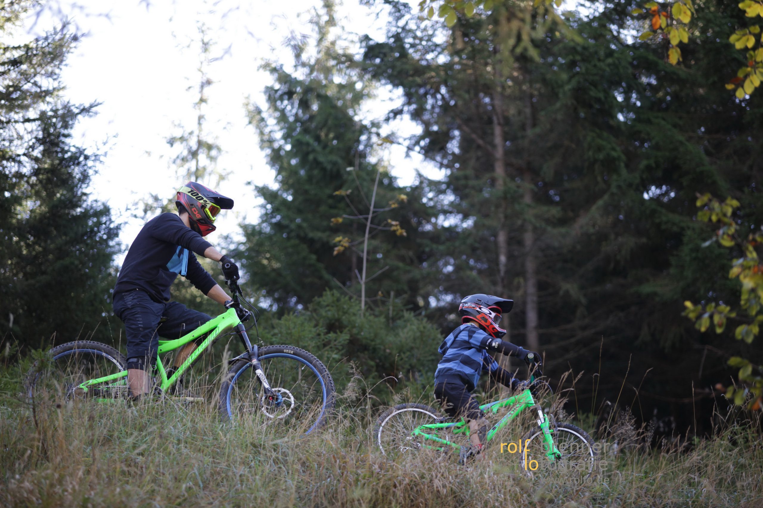 Vater und Sohn haben Spaß im Bike Park Hornbahn in Bad Hindelang im Allgäu