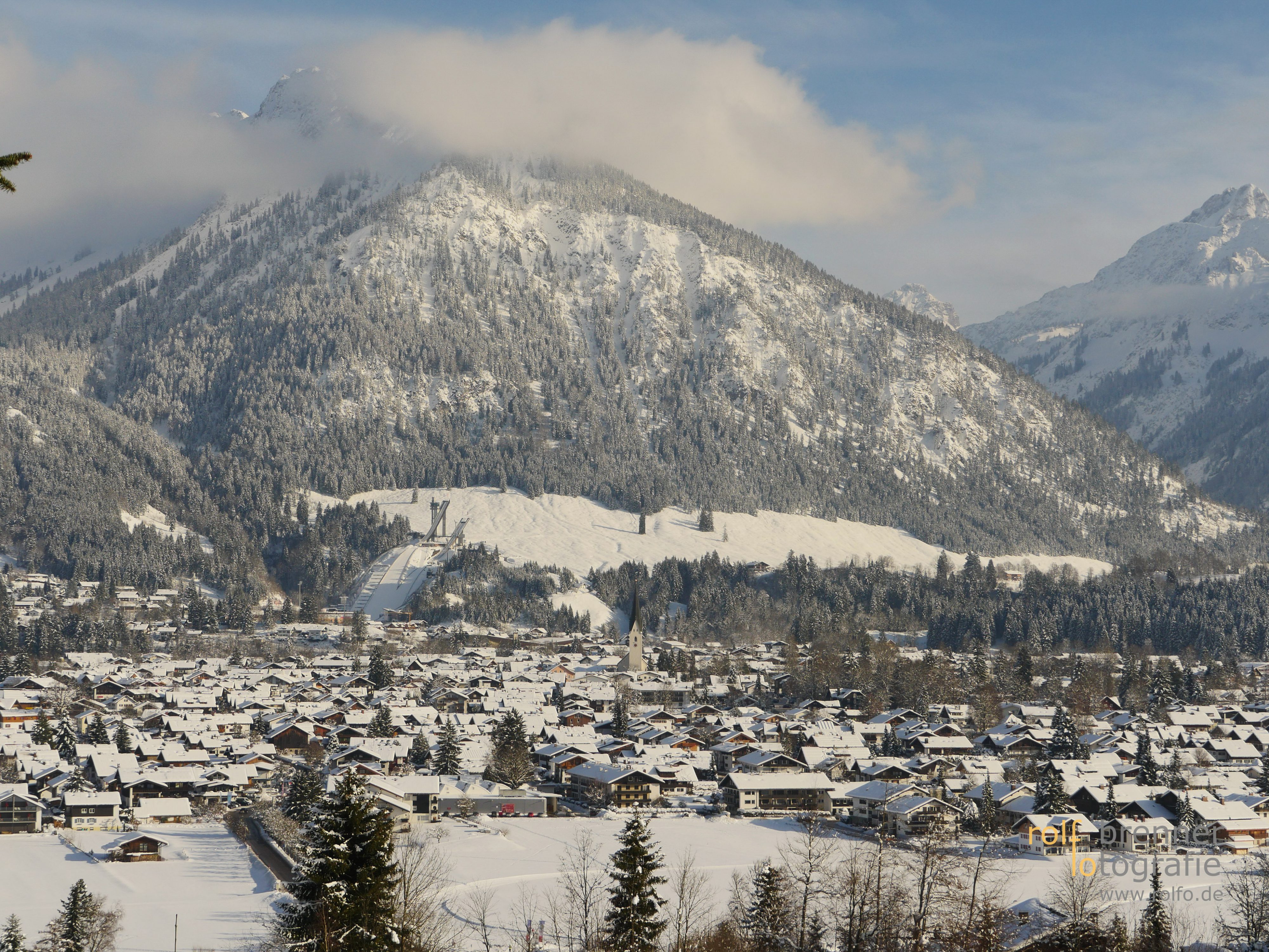 winterliches Oberstdorf mit dem verschneiten Schattenberg im Hintergrund