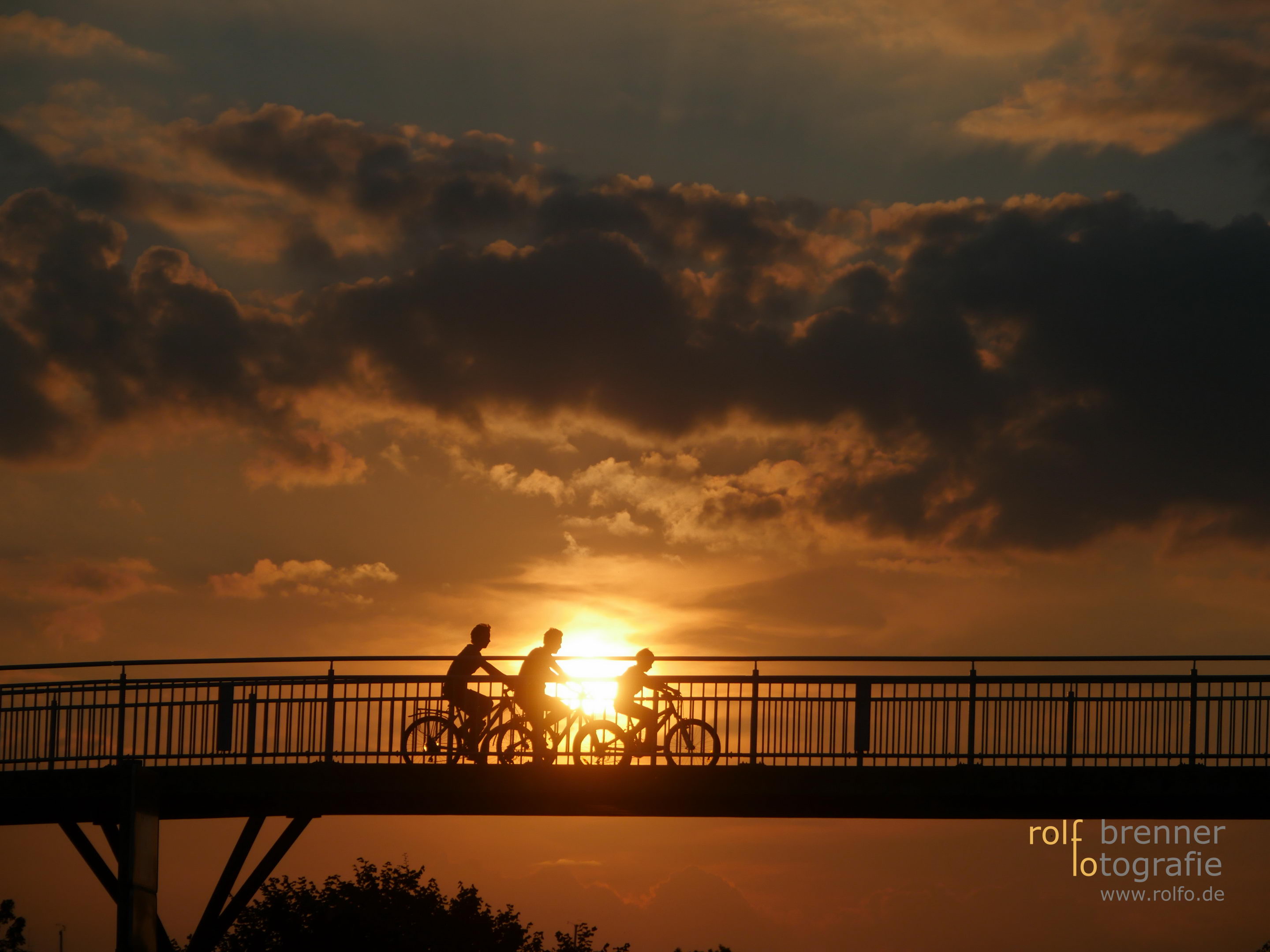 Fahrradfahrer auf der Sipplinger Fußgänger Brücke
